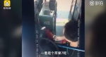 2名小偷郑州公交车上偷手机,车长一个眼神一个手势讨回 - 河南一百度