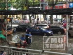 郑州一道路积水严重 几十辆车浮在水中道路断行 - 河南一百度