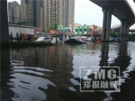 郑州一道路积水严重 几十辆车浮在水中道路断行 - 河南一百度
