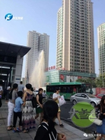 郑州紫荆山路一水管爆裂 水喷十几米 - 河南一百度