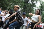 郑州有个“尬舞”胜地 市民劲歌热舞直播火爆场面 - 河南一百度