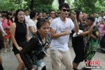 郑州有个“尬舞”胜地 市民劲歌热舞直播火爆场面 - 河南一百度