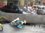 郑州一棵直径1米的泡桐突然倒下 5辆轿车遭殃 - 新浪河南