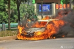 现场图：武汉一辆轿车自燃 黑色车烧成白色 - News.Zynews.Com