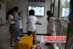 在郑州市动物园内的安全消防体验馆内，孩子们体验安全骑行 - 中国新闻社河南分社