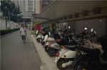 楼道停满电动车存多种隐患 郑州一小区被立案处罚 - 河南一百度