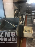 郑州海底捞火锅店营业中遭突击检查 后厨是这样子 - 河南一百度