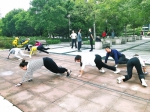 新的健身style？郑州市民公园爬行锻炼 场面壮观 - 河南一百度
