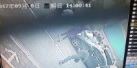 郑州一名女子被卷入奔驰车底 众人合力抬车救人 - 河南一百度