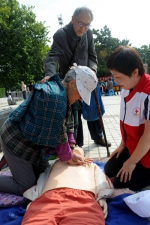 郑州市红十字会举办世界急救日广场宣传活动 - 红十字会