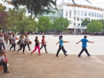 郑州一家幼儿园为治放学拥堵出奇招 让三四千名家长提前进园健步走 - 河南一百度