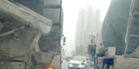郑州私家车逆行 迎头撞向两辆水泥罐车 - 河南一百度