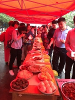 郑州一社区办“百家宴” 住户都端来啥“拿手菜” - 河南一百度