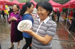 郑州一社区办“百家宴” 住户都端来啥“拿手菜” - 河南一百度