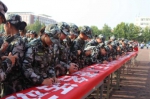 郑州这个大学给新生军训“加餐”：8000人联名反传销 - 河南一百度