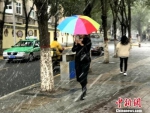 图为9日西宁市区飘起鹅毛般大雪，市民撑伞行走。 孙睿 摄 - 河南一百度