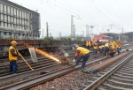 中国铁路"心脏"郑州站大修33天！千人施工！影响1200余列列车 - 河南一百度