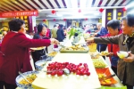 郑州这家饭店很暖心 每月17日70岁以上老人可免费吃自助 - 河南一百度