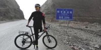 残疾小伙单腿骑行征服新藏线 自言不向命运低头 - 河南频道新闻