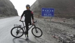 残疾小伙单腿骑行征服新藏线 自言不向命运低头 - 河南频道新闻