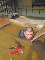 管道漏水 郑州一自来水公司员工全身泡在水中抢修 - 河南一百度
