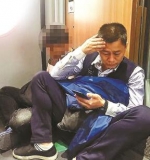 民警守着嫌犯蹲坐火车过道 为保证安全用衣服挡住紧急出口开关 - 河南频道新闻