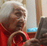 郑州101岁老人记性好会玩视频聊天 还叮嘱记者拍照片 - 河南一百度