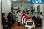 郑州有家63岁的"人民理发店" 10块钱就能刮个脸 - 河南一百度