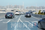 “拉链式”通行在郑州试行 车流汇合处抢道将罚款200元 - 河南一百度
