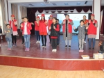 内黄县文明五组志愿者与小朋友共同表演手语《让爱传出去》.jpg - 档案局