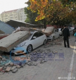 郑州一小区外墙倒塌 多辆靠墙停放车辆被砸 - 河南一百度
