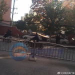 郑州一小区外墙倒塌 多辆靠墙停放车辆被砸 - 河南一百度