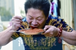郑州人李永志被称为“中国辣王” 轻松吃下能辣死大象的辣椒 - 河南一百度