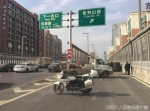 惊险！郑州高架2起翻车事故 车辆扭曲变形 - 河南一百度