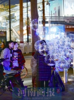郑州街头发光气球成“爆款” 但它很危险 - 河南一百度
