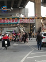 水泥罐车撞坏郑州限高架 事发路口堵成"麻花" - 河南一百度