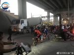 水泥罐车撞坏郑州限高架 事发路口堵成"麻花" - 河南一百度