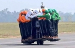 印度摩托运58人 正常骑行了1200米 打破了56人的世界记录 - 河南频道新闻
