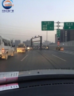 郑州一路口限高杆又受伤 后方车队排“长龙” - 河南一百度
