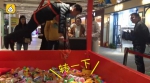 郑州商场现真人抓娃娃机:机器出故障,女子被吊在空中 - 河南一百度