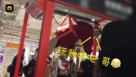 郑州商场现真人抓娃娃机:机器出故障,女子被吊在空中 - 河南一百度
