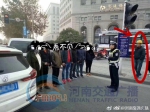 郑州限行首日单号车公然上路 司机排队接受教育 - 河南一百度