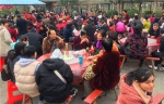 河南企业残疾人日免费用餐活动被上千大妈抢场 - 河南一百度