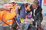 暖冬行动!郑州开放41个暖心屋,为环卫工捐献300多件衣服 - 河南一百度