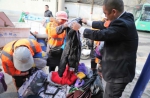 暖冬行动!郑州开放41个暖心屋,为环卫工捐献300多件衣服 - 河南一百度