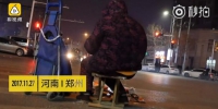 郑州八旬奶奶寒夜街边卖鞋垫,可扫码收款 - 河南一百度