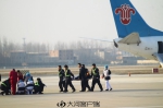 啥情况？一架飞机发动机"失火"紧急迫降郑州机场 - 河南一百度