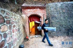 郑州80后"手艺人"与妻子隐居窑洞,自学制作古琴 - 河南一百度