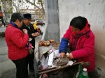 大妈郑州卖烤红薯月入近万元 为2个儿子筹钱买房 - 河南一百度