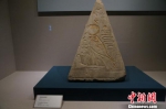 图为孔苏金字塔，塔身用雕刻手法描绘了各种人物。　韩章云 摄 - 河南一百度